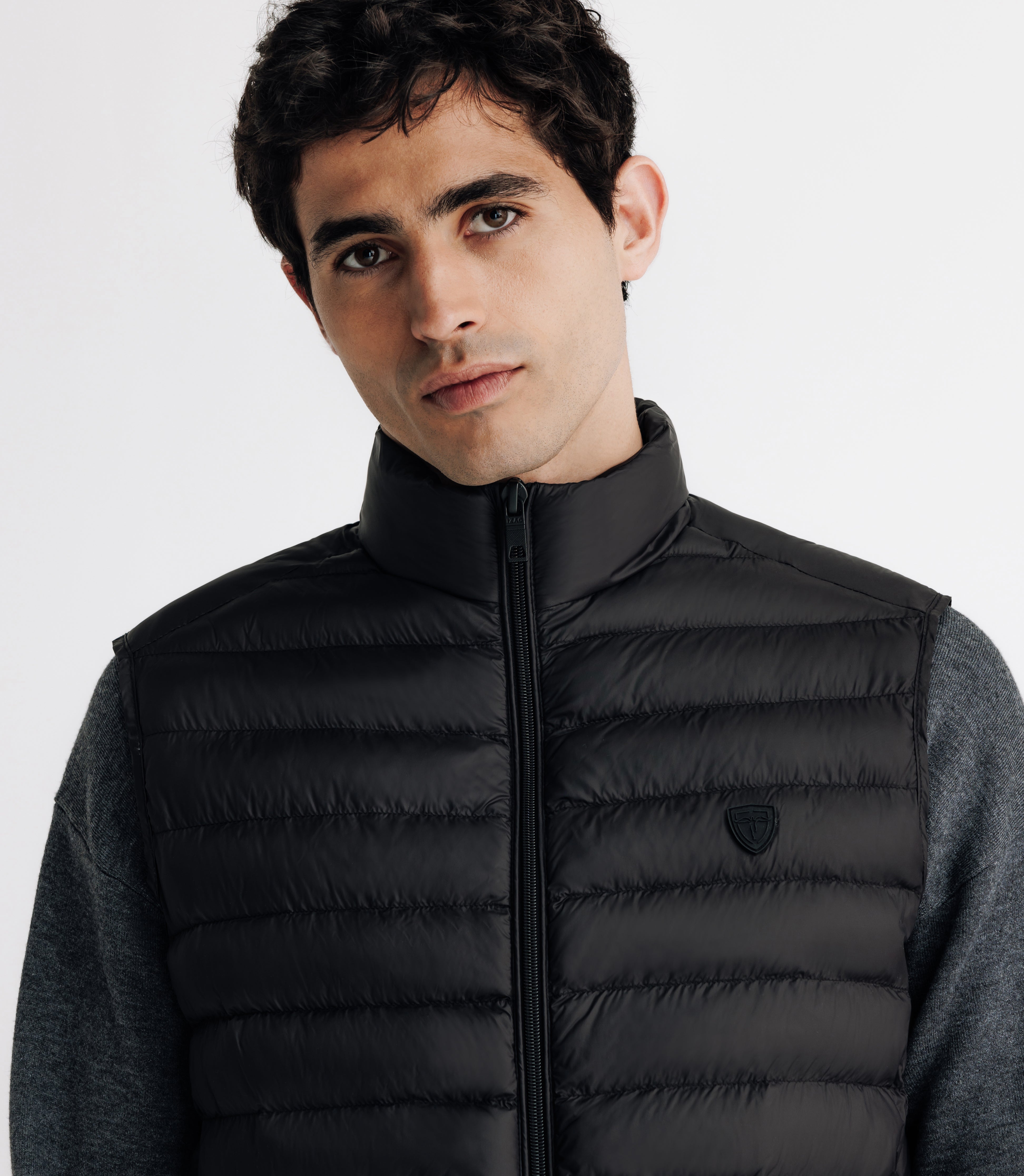 Sleeveless jacket with black upright collar