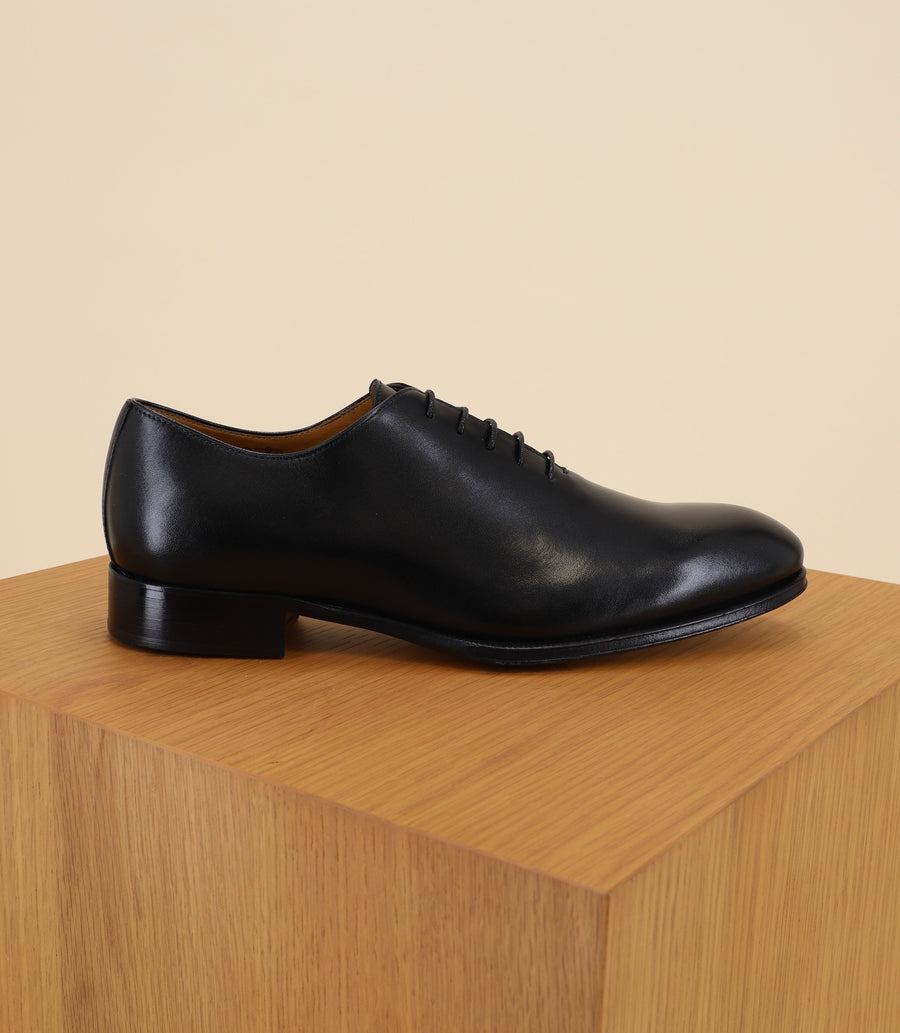 Black leather richelieu shoes