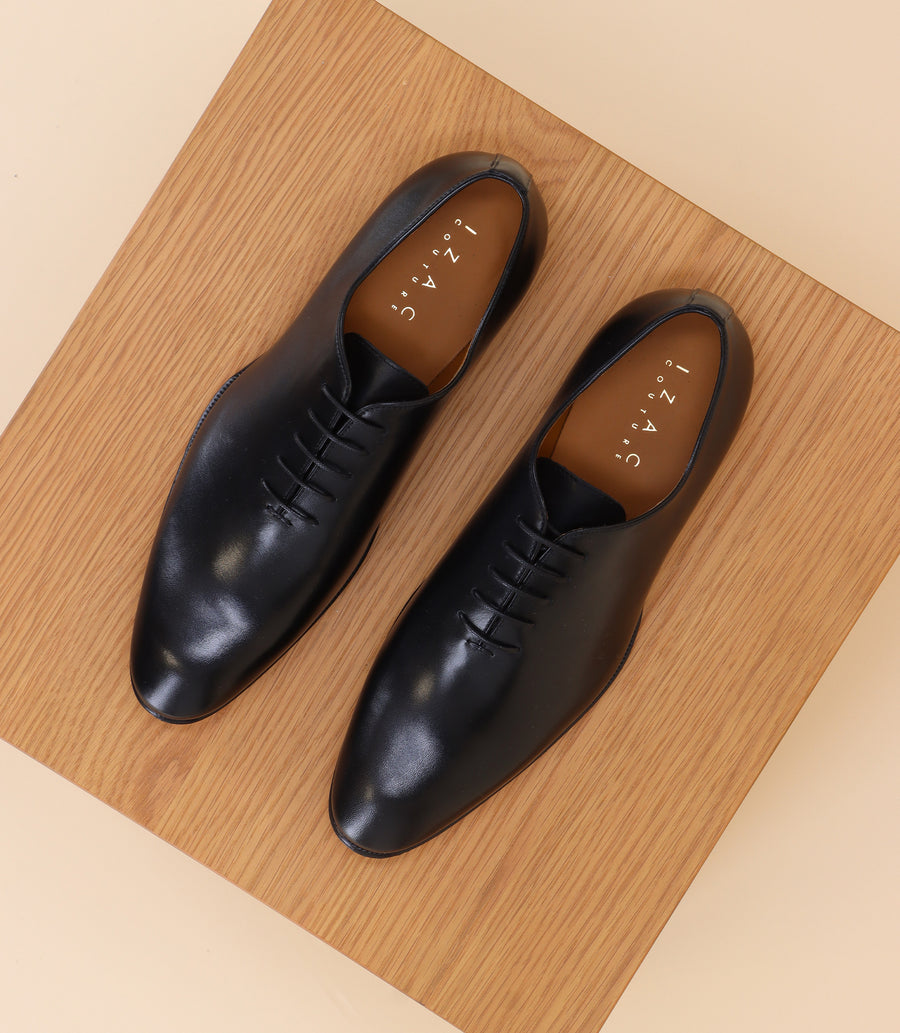 Black leather richelieu shoes