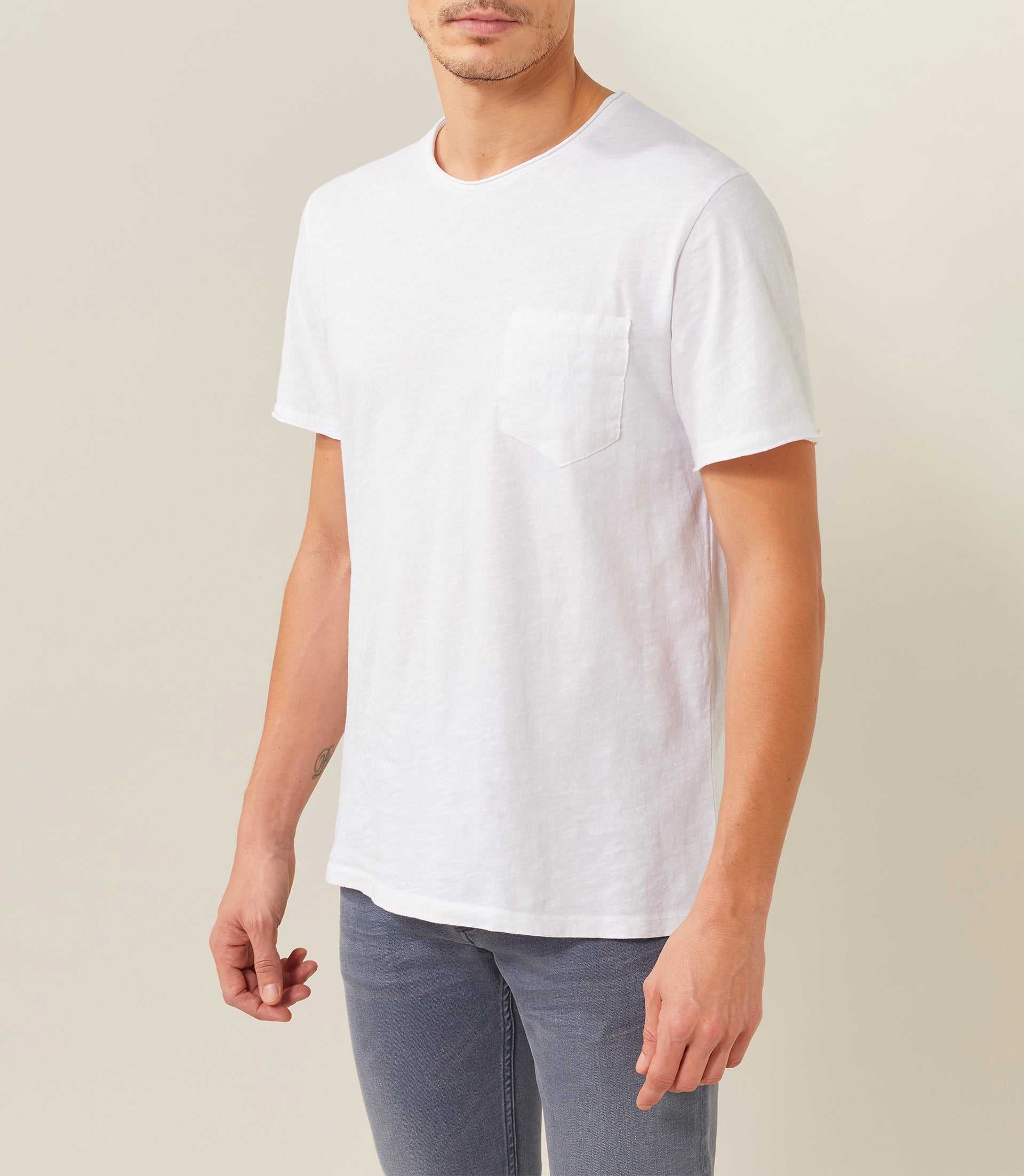 White round neck t-shirt with chest pocket in linen "Xavi