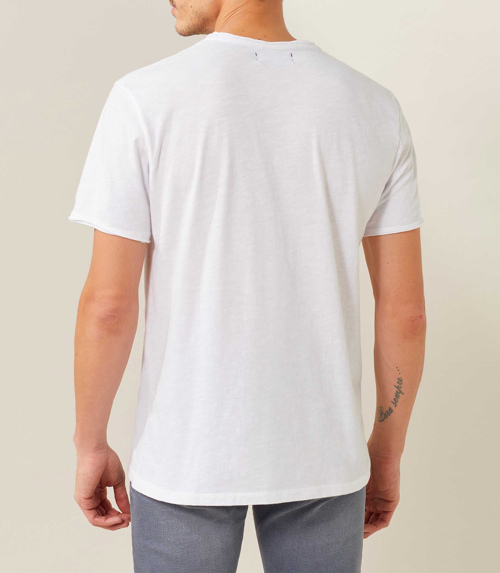 White round neck t-shirt with chest pocket in linen "Xavi