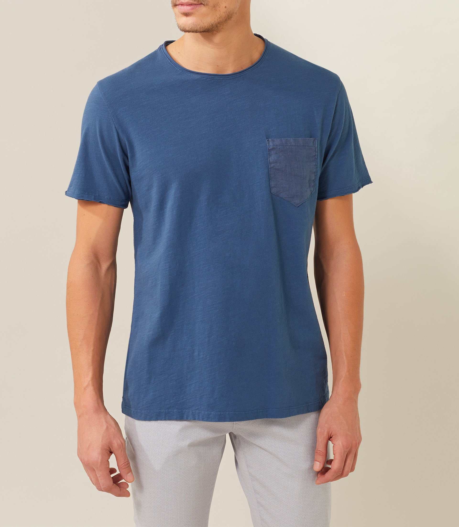 Navy round neck t-shirt with linen chest pocket "Xavi