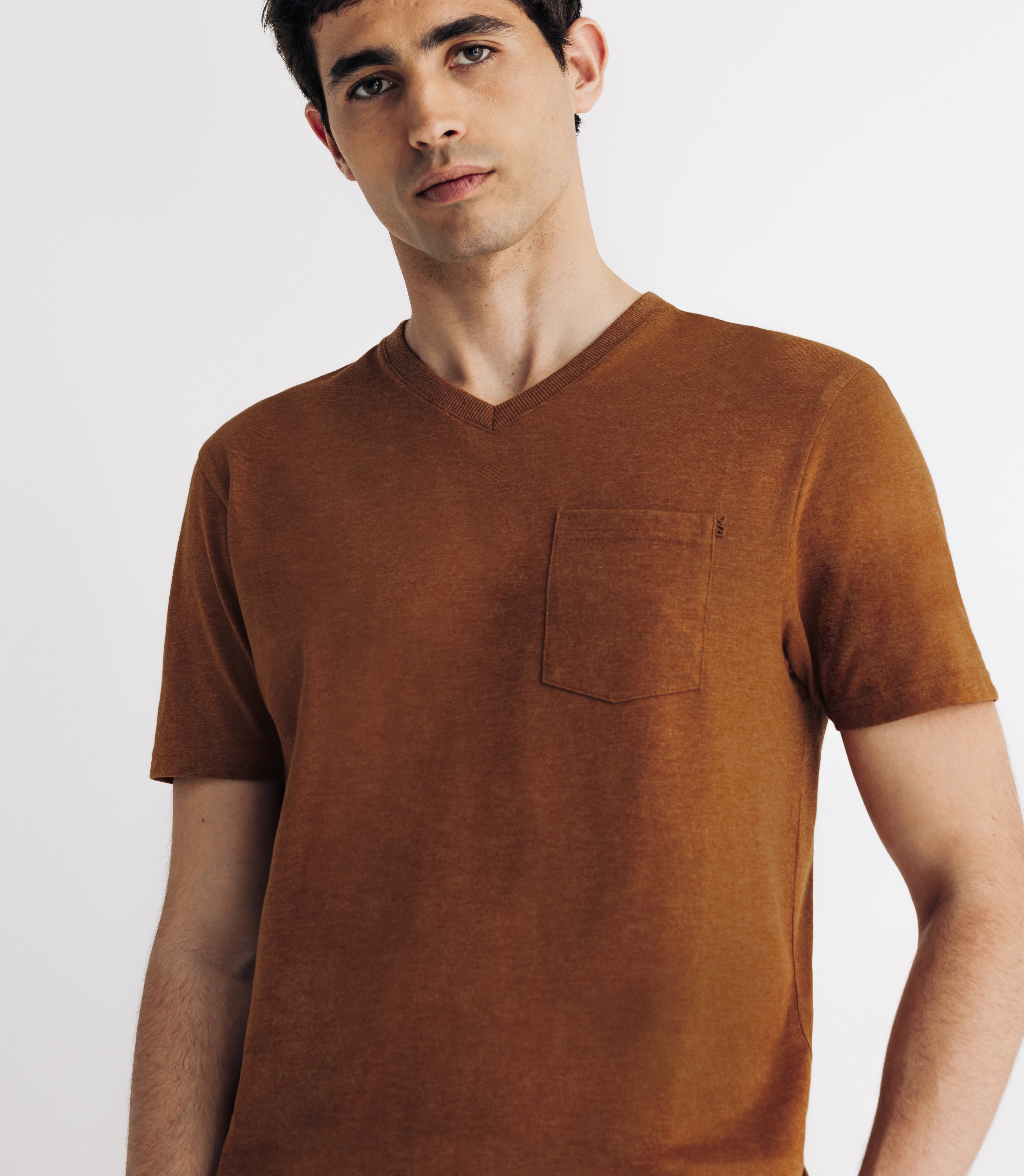 V-neck t-shirt with camel pocket