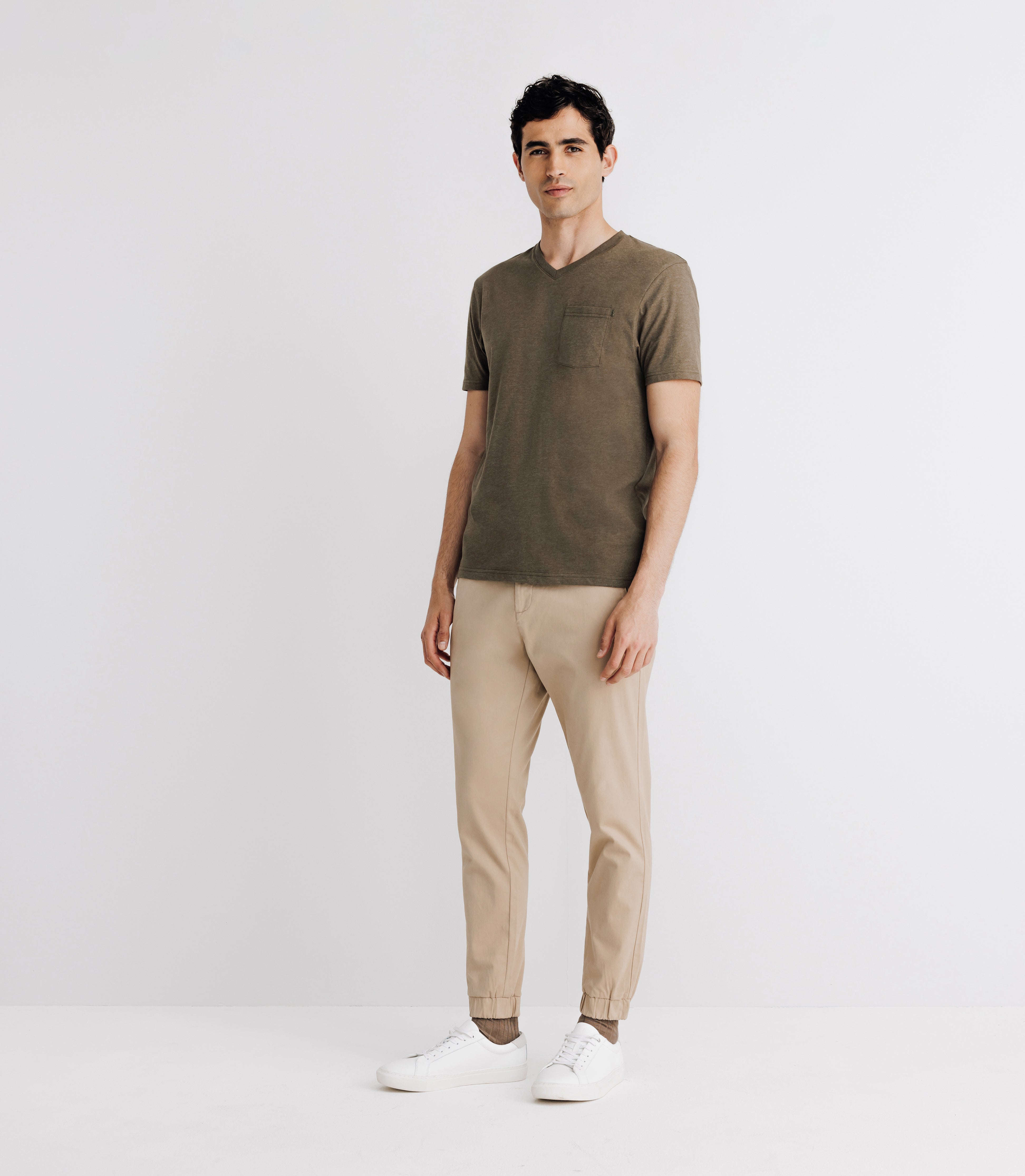 V-Ausck-T-Shirt mit Khaki-Tasche