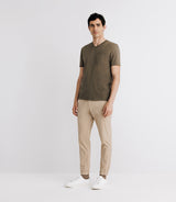 V-Ausck-T-Shirt mit Khaki-Tasche