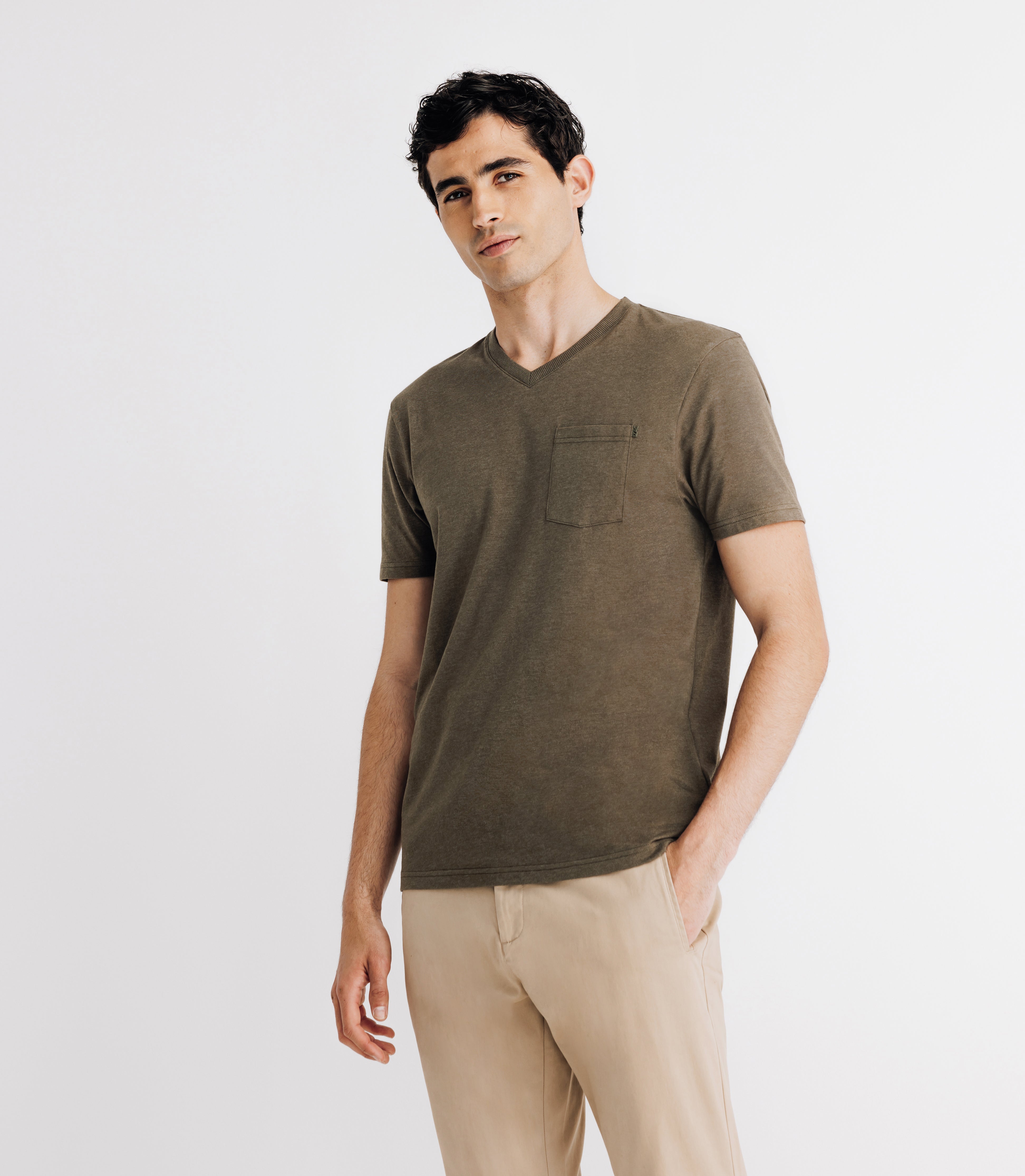 V-Ausck-T-Shirt mit Khaki-Tasche