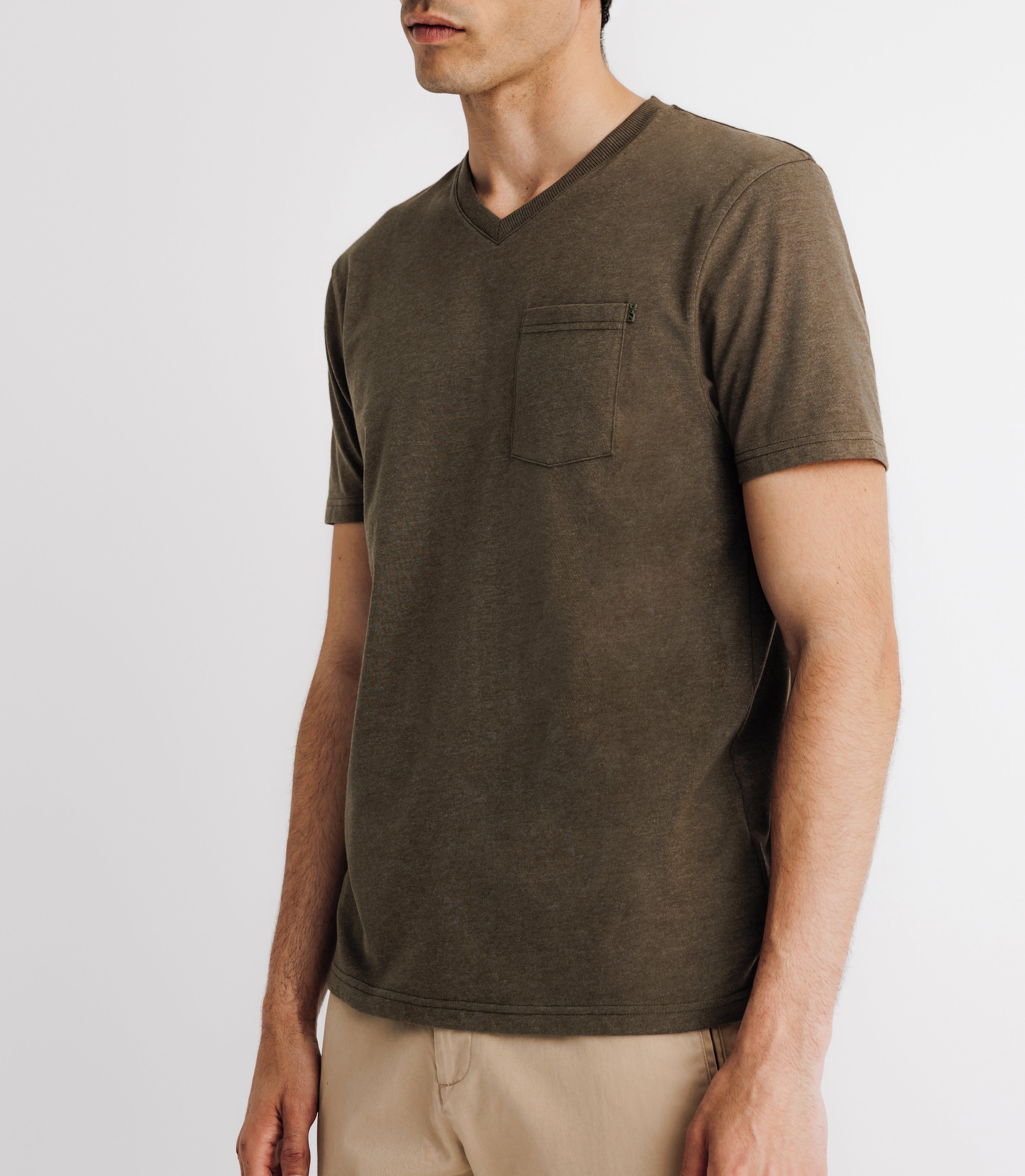 V-Ausck-T-Shirt mit Khaki-Tasche