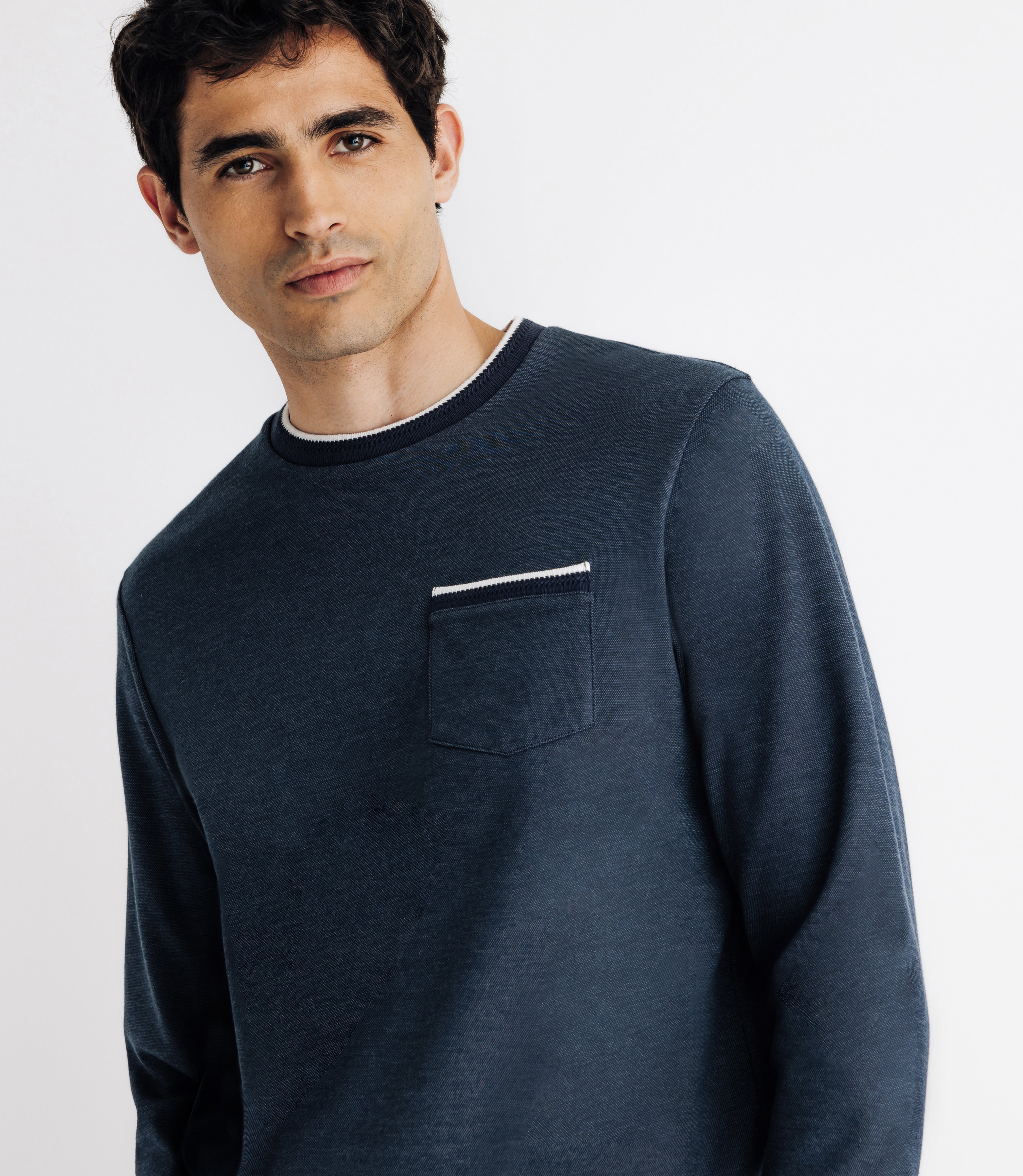 Round neck t-shirt with navy pocket