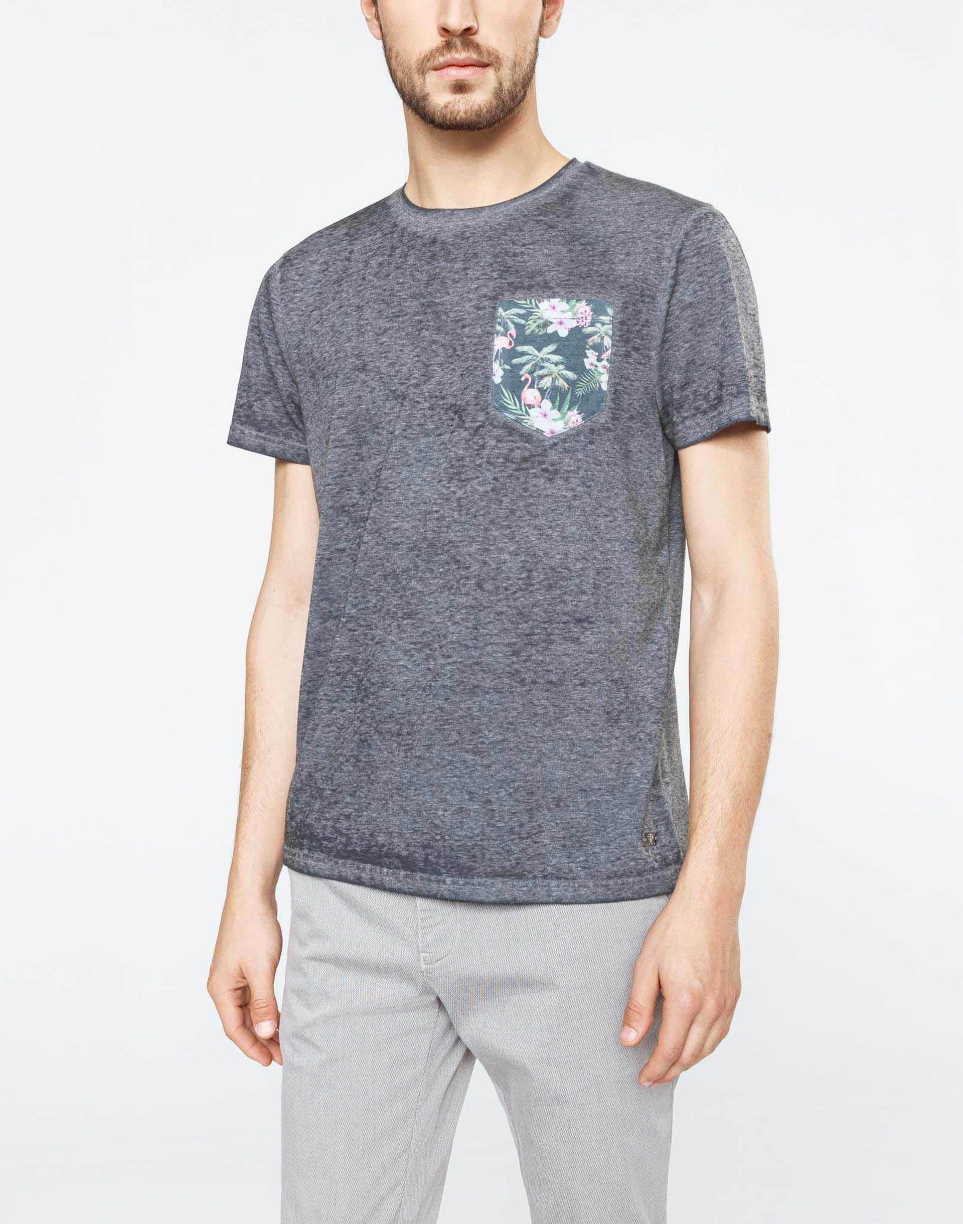 Grey pocket t-shirt with pattern