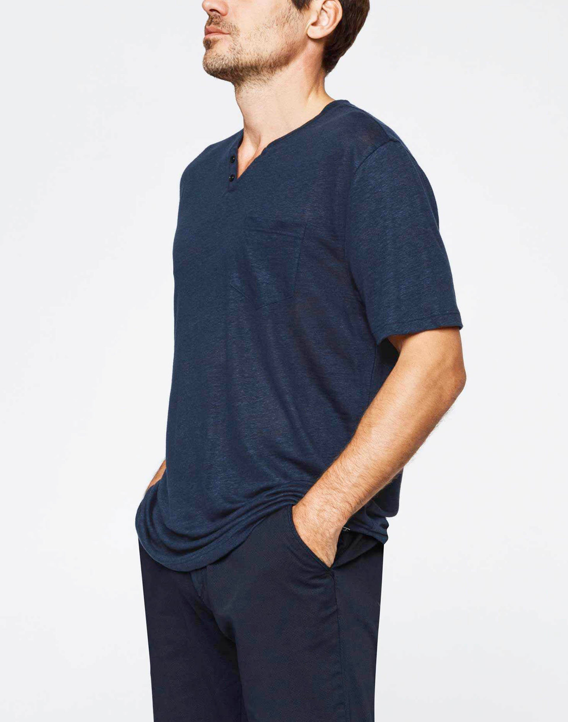 Navy linen t-shirt with tunisian collar