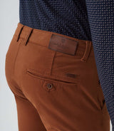 Pantalon chino rouille "Macadamia" - IZAC