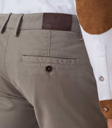 Lässige Chinohose in Taupe "Macao".